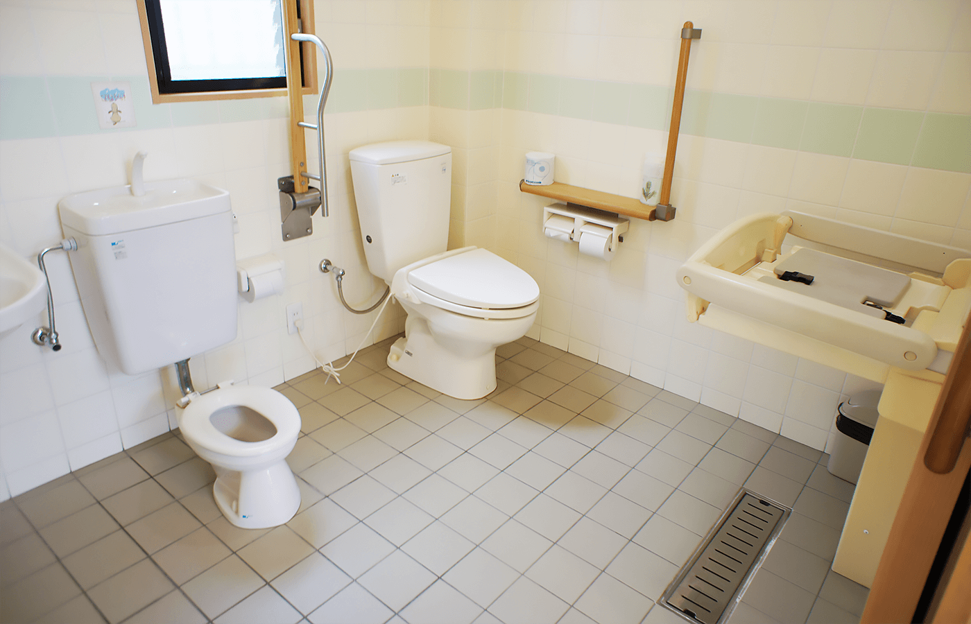 車椅子対応のトイレには子供専用便器とおむつ交換台もあります